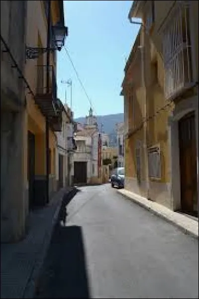 Nous flânons dans les rues de Fleix. Commune Viennoise, elle se situe dans l'ancienne région ...