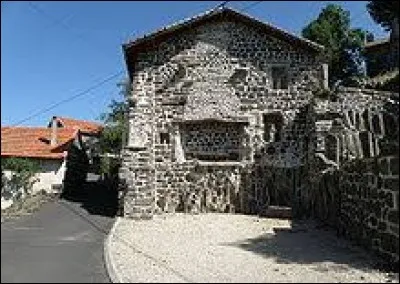 Nous partons en Auvergne-Rhône-Alpes, à la découverte de Mézères. Village construit en rond, à 953 mètres d'altitude, il se situe dans le département ...