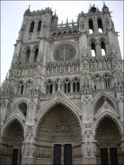 Plus vaste dificide mdival de France, cette cathdrale dont la construction commena en 1220 est: