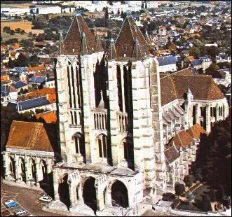 Cathdrale des sacres de Charlemagne (768) et Hugues Capet (987), point de dpart de l'architecture gothique, cette cathdrale est
