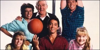 Dans "Charles s'en charge", Charles doit devenir garçon au pair pour la famille :