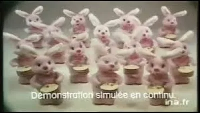Quel humoriste avait fait une parodie de la publicité où on voyait un lapin rose qui durait plus longtemps que les autres car il était muni de piles Duracell ?