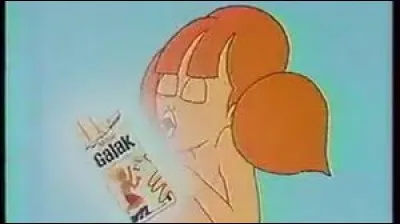 Quelle était la couleur du dauphin Oum dans la publicité pour Galak ?