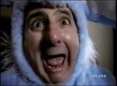 Pour quelle marque un homme s'est déguisé en lapin bleu et a dû faire face à un groupe de chasseurs ?