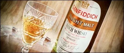 Quel animal important de la mythologie celtique évoqué par les danses écossaises figure sur les bouteilles de whisky de la marque Glenfiddich ?