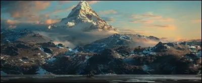 John Ronald Reuel Tolkien est l'auteur des romans adaptés au cinéma "(Bilbo) Le Hobbit" et "Le Seigneur des anneaux". Mais lequel des deux se passe avant l'autre ?