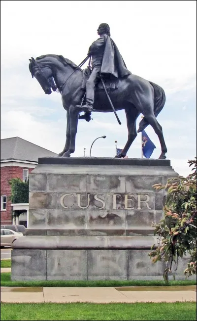 Quelle célébrité est représenté de multiples fois sur une série d'uvres de Andy Warhol ?