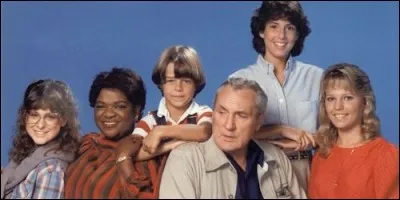 Quel est l'autre titre de la sitcom "Trois filles à la maison" ?