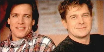 Qui emménage avec Marc dans "Les filles d'à côté" ?