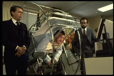 Qui est l'homme au milieu ?