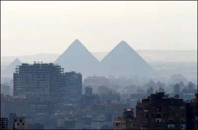 Dans quelle ville Sur Emmanuelle a uvré pour les pauvres ?