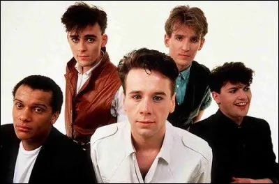 En quelle année est sorti le single "Promised You a Miracle" des Simple Minds ?