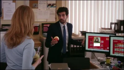 Quel est le prénom de la fiche que Djibril et Alice sont en train de consulter ?