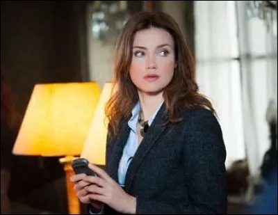 Dans "Trop mortel", le jeune Hadrien meurt en direct pendant son émission sur le net , il est victime d'une allergie mais à quoi ?