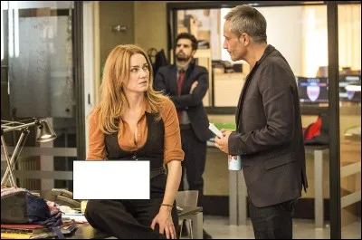 Que tient Alice dans ses mains ?