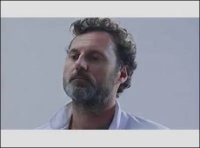 Qui a arrêté l'enchanteur avec l'aide de Johanna ?