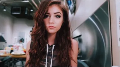 Comment s'appelle le petit copain de Chrissy Costanza ?
