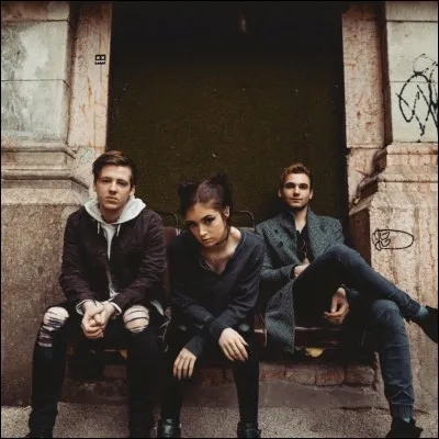 Complète cette phrase : "I don't wanna wake up in your...".