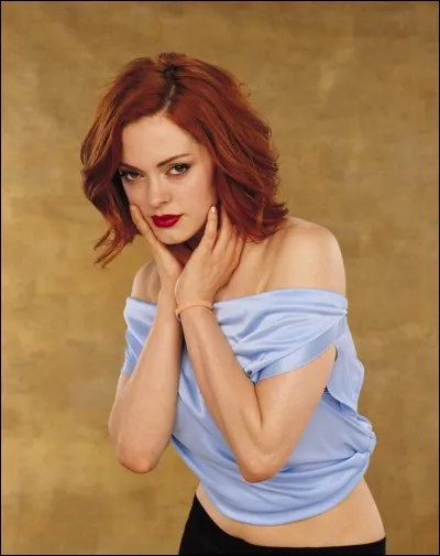 Au début de la saison 4, Phoebe découvre en première sa sur cachée, Paige, mais comment la découvre-t-elle ?