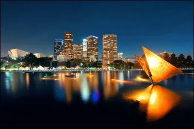 Imaginons que je t'offre un billet d'avion pour voyager avec moi aux États-Unis pendant les grandes vacances. Cependant, tes parents sont sceptiques et tu as promis à ton cousin d'être présent à son anniversaire qui se passe au beau milieu du mois de juillet.
Que fais-tu ?