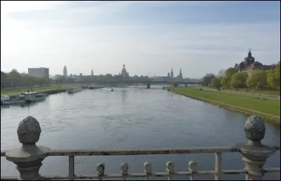 L'Elbe, long de près de 1100 km, se jette dans :