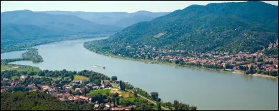 Le Danube, deuxième fleuve d'Europe avec 2 850 km, traverse ou longe dix pays. Lequel n'en fait pas partie et n'est pas traversé par le Danube ?