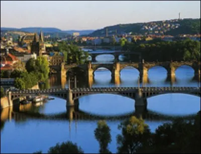 La Vltava - Moldau en allemand - est longue de 440 km. De quel fleuve est-elle l'affluent le plus important ?