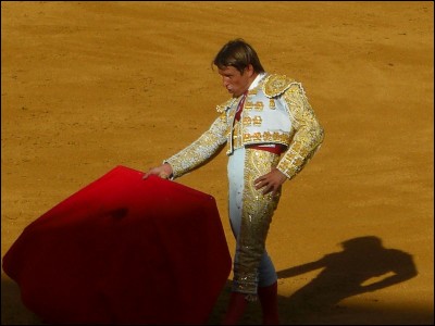 De quelle couleur est la cape traditionnellement utilisée par le matador dans l'arène contre le taureau ?