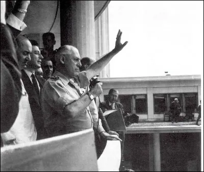 Quel militaire, le 15 mai, termine, devant une foule rassembl&eacute;e &agrave; Alger, son discours par &laquo; Vive la France ! Vive l'Alg&eacute;rie fran&ccedil;aise ! &raquo; &laquo; Vive de Gaulle ! &raquo; ?
