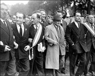 Le 28 mai, face &agrave; la menace d'un putsch de l'arm&eacute;e pour amener de Gaulle au pouvoir, une grande manifestation &laquo; pour la d&eacute;fense de la R&eacute;publique &raquo; est organis&eacute;e &agrave; Paris. Le quel de ces hommes politiques n'y participe pas et se rallie &agrave; de Gaulle ?