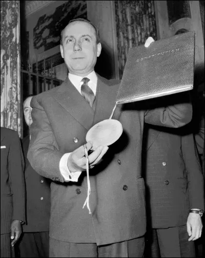 Qui est charg&eacute; de pr&eacute;parer la nouvelle constitution ?