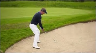 Lorsque vous jouez votre balle dans ces bancs de sables, votre club a-t-il le droit de toucher le sable ?