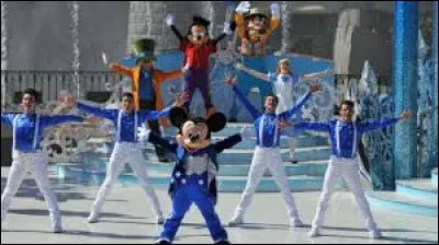 Comment se nomme le nouveau show qui lui a démarré récemment à Disneyland Park ?