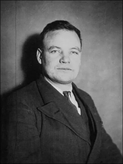 En quelle année Maurice Thorez est-il élu président, pour l'honneur du PCF, et est remplacé par Waldeck Rochet ?