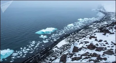 Combien y a-t-il d'habitants au total sur l'archipel ?