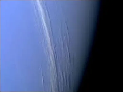 En combien d'années Neptune fait-il sa révolution autour de la Terre ?
