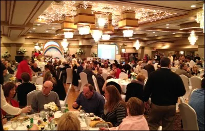 Qui a dit : «Une personne c'est de la compagnie, deux c'est la foule, trois c'est une réception.»