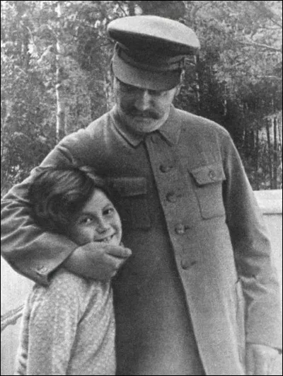 Comment était surnommé Staline ?