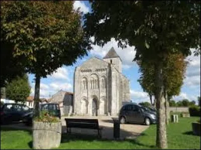Voici l'église Saint-Sulpice de Montils. Commune de Nouvelle-Aquitaine, dans l'agglomération de Saintes, elle se situe dans le département ...