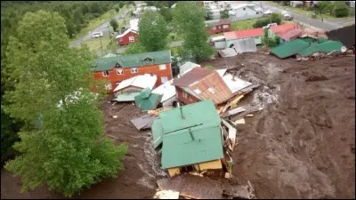 Comment appelle-t-on une masse de terre, de boue ou de roche glissant subitement le long d'une falaise ?