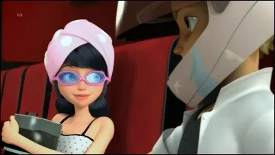 Pourquoi Marinette se retrouve-t-elle avec une serviette sur la tête et des lunettes de natation ?