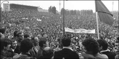 Le 27 mai, 30 000 personnes se rassemblent au stade Charléty dans le sud de Paris : quelle personnalité de gauche est au centre de cette réunion ?