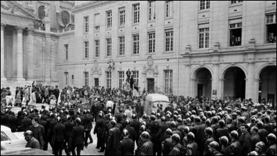 Quel événement provoque les manifestations étudiantes du début du mois de mai ?