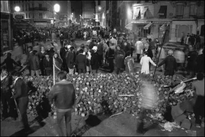 Quand se produit la première "nuit des barricades" ?