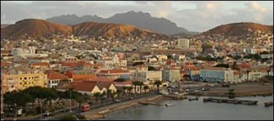 Ces villes sont situées dans une île de l'Atlantique, laquel est le plus à l'ouest ?