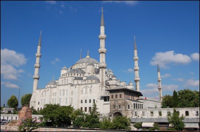 Situées dans la mosquée bleue, que sont les hautes structures fines entourées de balcons qui appellent les fidèles à la prière ?