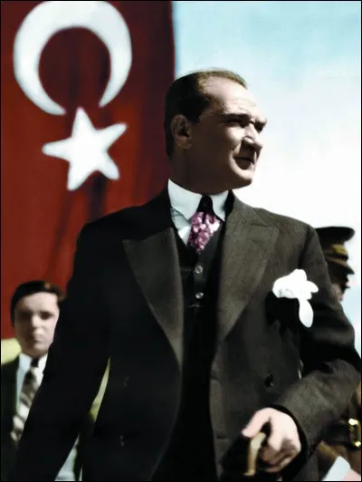 Connu plus tard comme Ataturk et toujours r&eacute;v&eacute;r&eacute; de nos jours, qui &eacute;tait le fondateur de la Turquie et son premier pr&eacute;sident ?