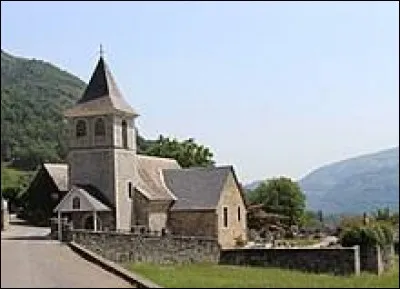 Voici l'église Notre-Dame-de-l'Assomption de Ouzous. Village d'Occitanie, dans la vallée du Lavedan, il se situe dans le département ...