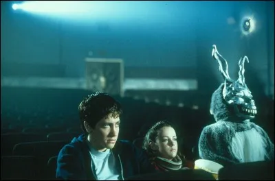 Je porte un masque à grandes oreilles, mais je ne suis pas le lapin d'Alice, loin de là. Je suis Frank, et je masque beaucoup de choses à mon peut-être ami qui donne son nom au film, c'est à dire... ?