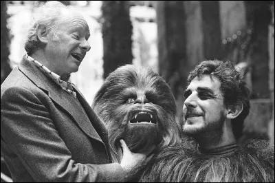 Je suis le masque du grand, très grand, copain. de Han Solo. On voit ici l'acteur qui me porte, lequel doit teinter le tour de ses yeux. Dans quel film fais-je ma première apparition ?